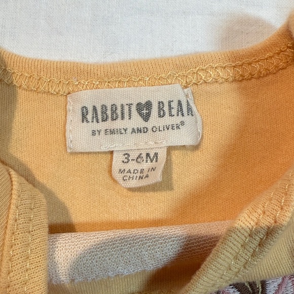 Rabbit + Bear - Yellow Baby organic cotton Onesie shirt with Butterfly Design - Picture 3 of 3